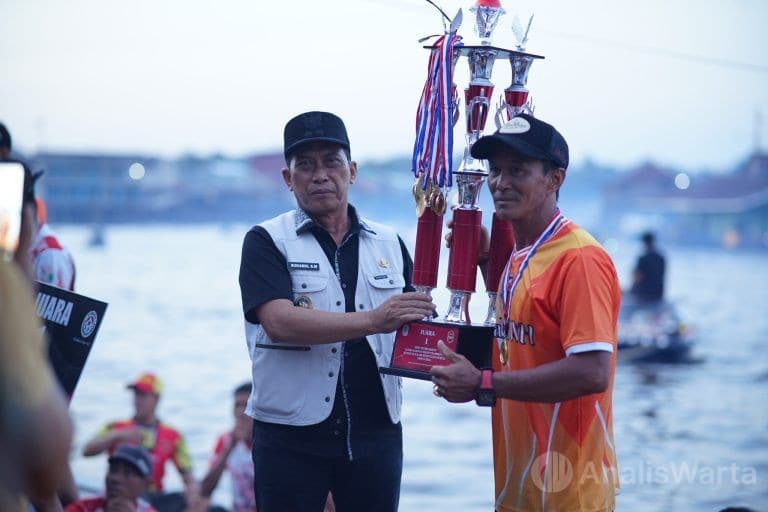 Wabup Kapuas Hulu Tutup Turnamen Sampan Bidar Selimbau 2026