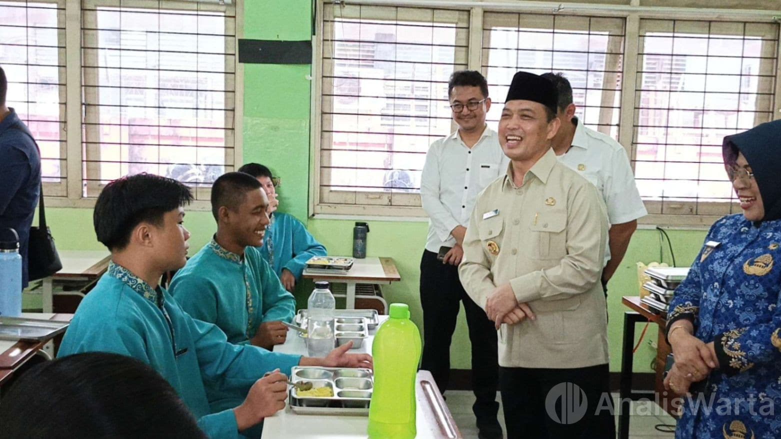 Norsan Cicipi Nasi Tempe di SMKN 5: Pastikan Program Makan Gratis Tak Asal Kenyang