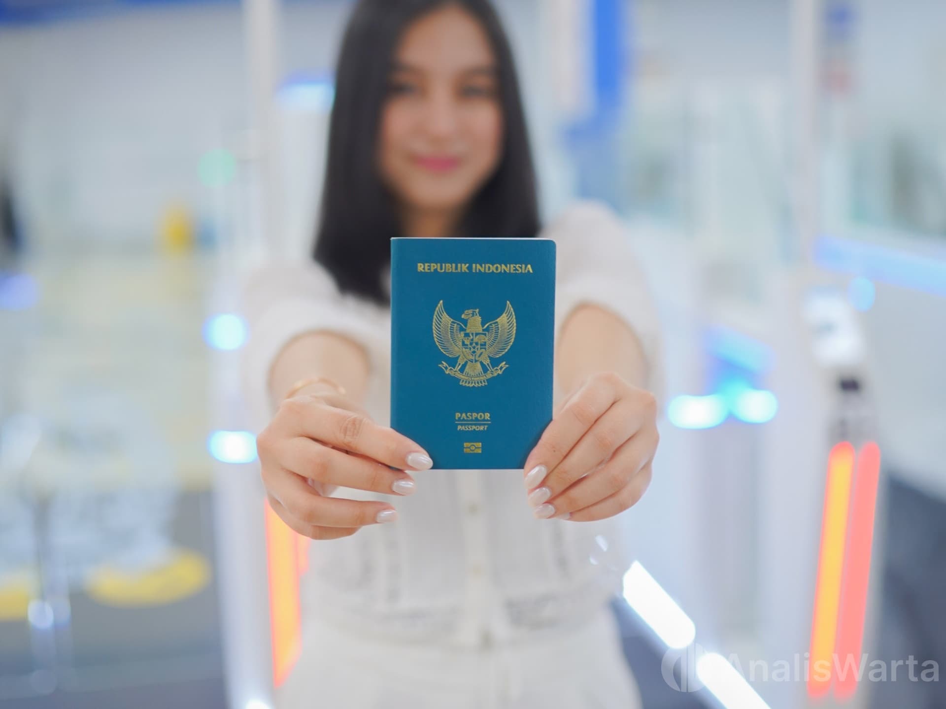 Imigrasi Rilis E-Paspor 2025 dengan Tinta Fluoresen: Fitur Keamanan Baru Paspor Indonesia  Tag SEO: