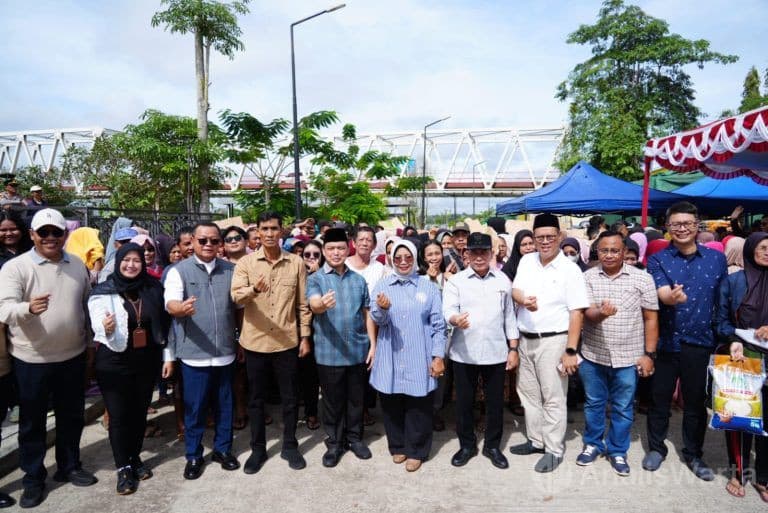 Pasar Murah di Putussibau, Paket Sembako Rp50 Ribu Diserbu Warga