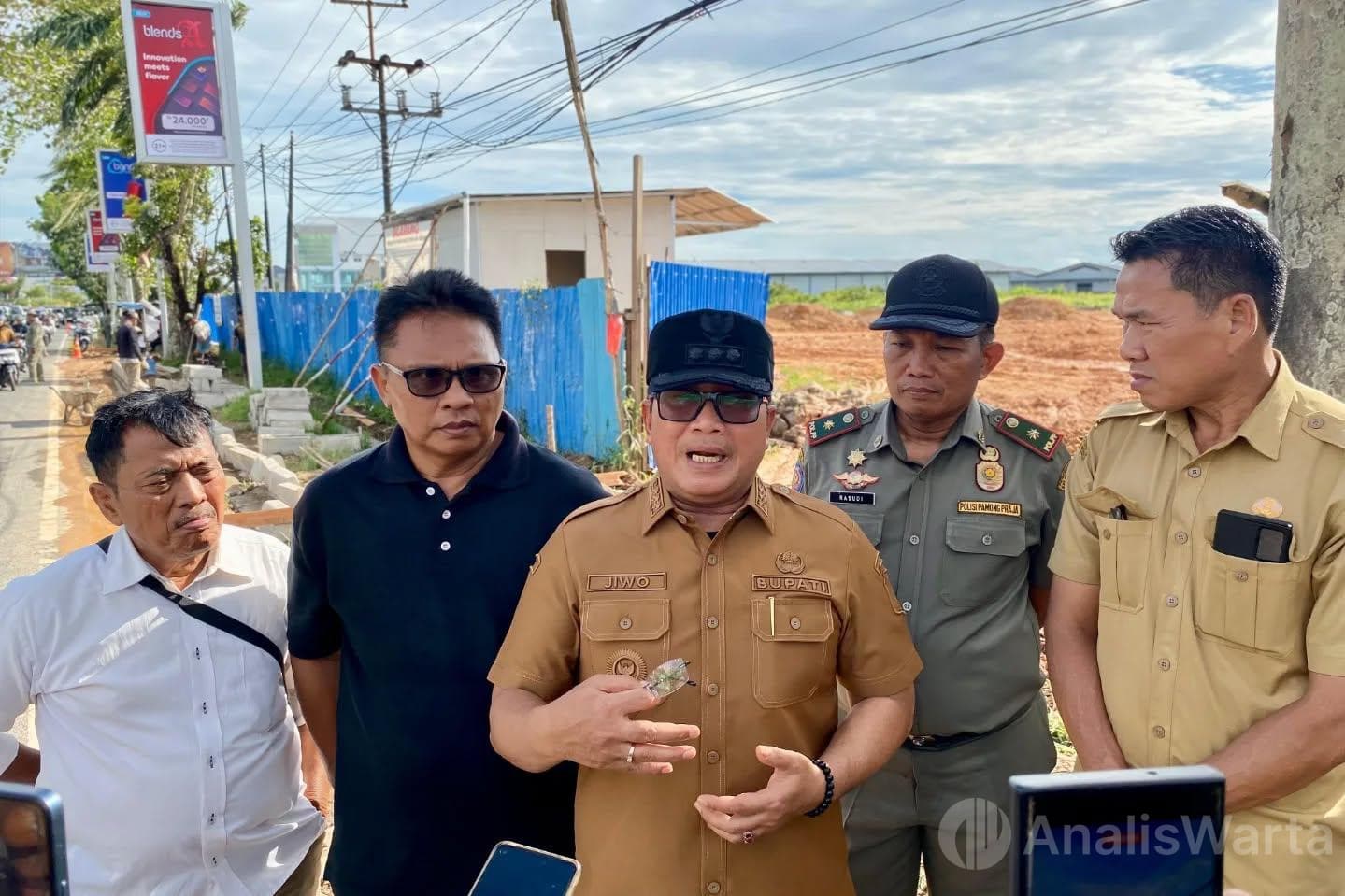 Investasi Harus Beretika, Bupati Sujiwo Hentikan Aktivitas Penimbunan Living Mall Sementara